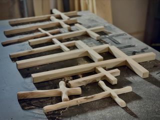 Ručně vyráběné dřevěné kříže. Každý kříž vzniká pečlivě – od výběru dřeva až po finální broušení. Žádná sériová výroba jen...