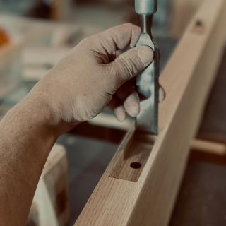 Dub, poctivá ruční práce a čas. Každá křivka vzniká pomalu, dlátem a rukama – tak, aby vynikla přirozená kresba dřeva....