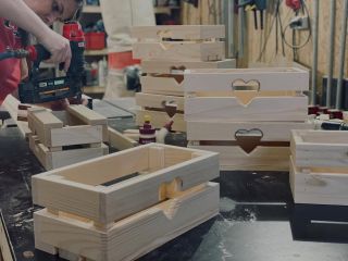 Výroba dekoračních bedýnek v plném proudu ❤️