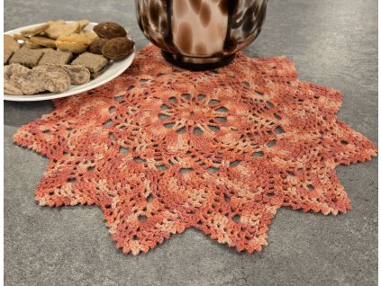 Háčkovaná dečka tmavorůžová 35cm