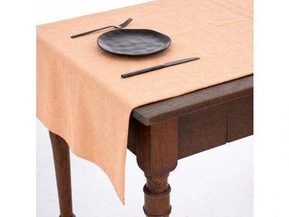 Rustikální stůl s černým nádobím