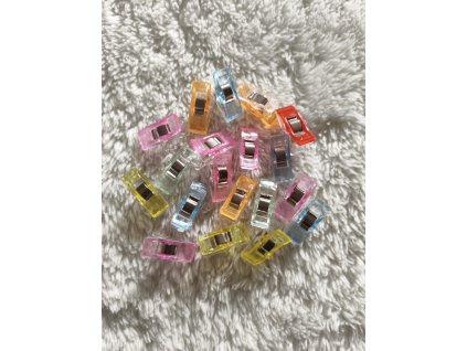 Krejčovské kolíčky na látku