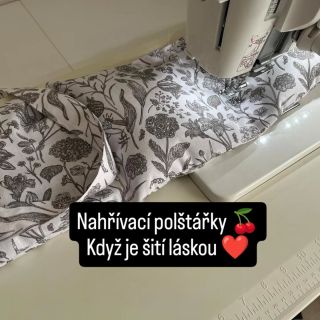 Malé nahlédnutí do našeho zákulisí kde pro vás šijeme například nahřívací polštářky ne jen na bolavá bříška ❤️...