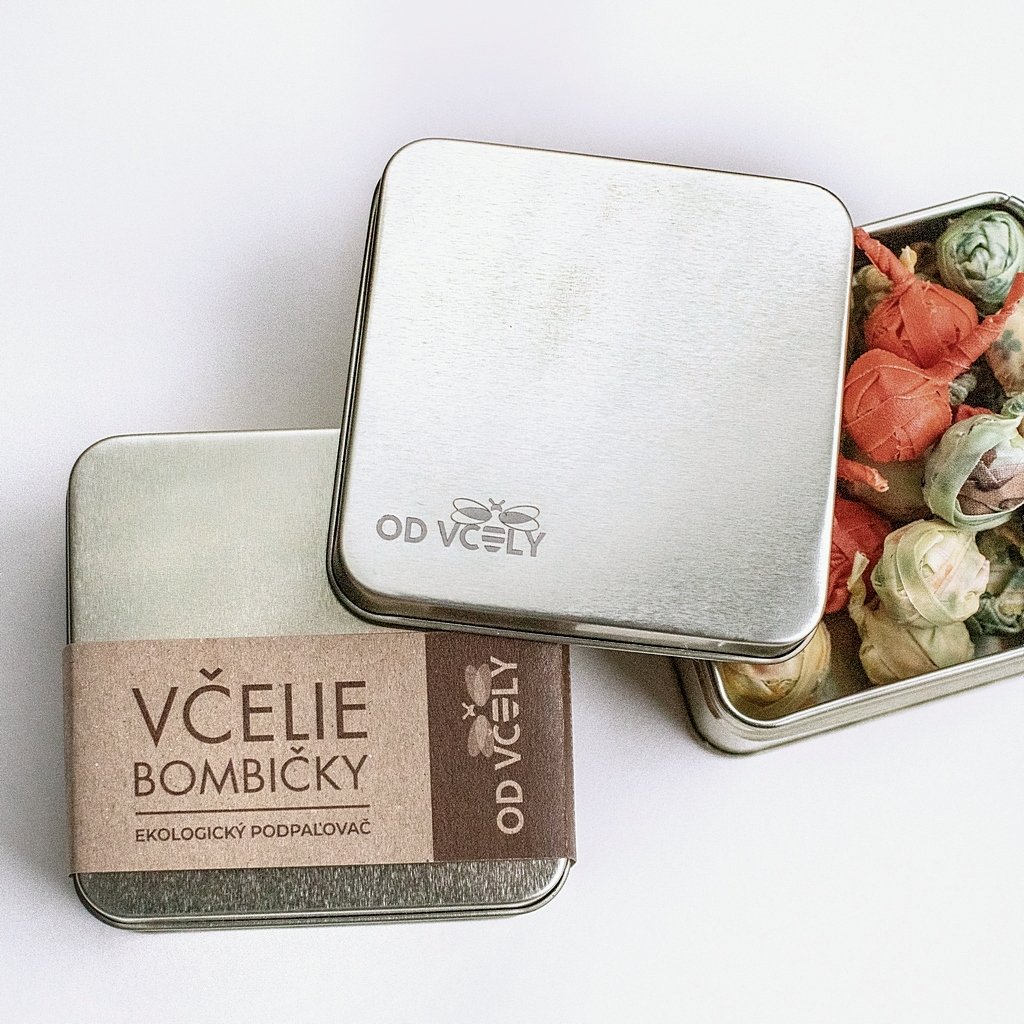 Včelie bombičky - ekologický podpaľovač, sú 100% prírodnou alternatívou podpaľovačov pre spoľahlivé a rýchle zapálenie ohňa vo vašom domácom krbe, záhradnom grile, alebo vonkajšom otvorenom ohnisku. Horia čistým silným plameňom dostatočne dlho. A práve vďaka tomu dokážete spoľahlivo a na prvý pokus zapáliť oheň.  Ich skladovanie si nevyžaduje špeciálne podmienky nakoľko sú vodeodolené. Rovnako ich môžete skladovať v interiéri, či už v našej plechovej dóze, alebo v bavlnenom vrecúšku.  Včelie bombičky - ekologický podpaľovač sú rozhodne skvelým pomocníkom do každej domácnosti. Sú 100% prírodné, farebné a voňavé. Vznikajú ako vedľajší produkt pri výrobe našich ekologických voskových obalov. Tie vyrábame z čisto prírodných surovín, ktorými sú včelí vosk, stromová živica a bio jojobový olej. Vďaka tomu, že neobsahujú parafín, ich horením nevzniká žiaden zápach a ich plameň nevylučuje do vzduchu toxické plyny.  Plechovička obsahuje 20 kusov včelích bombičiek v rôznych veľkostiach.  Skladujte mimo dosahu detí! Skladujte v bezpečnej vzdialenosti od otvoreného ohňa!