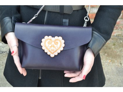 Kožená crossbody kabelka ZUZIČKA a holúbky s drevenou sponou čierna