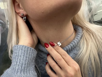 Choker s písmenom z chirurgickej ocele
