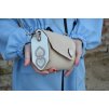 Kožená listová  / crossbody kabelka s drevom ZUZIČKA a tulipániky béžová