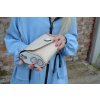 Kožená listová  / crossbody kabelka s drevom ZUZIČKA a tulipániky béžová