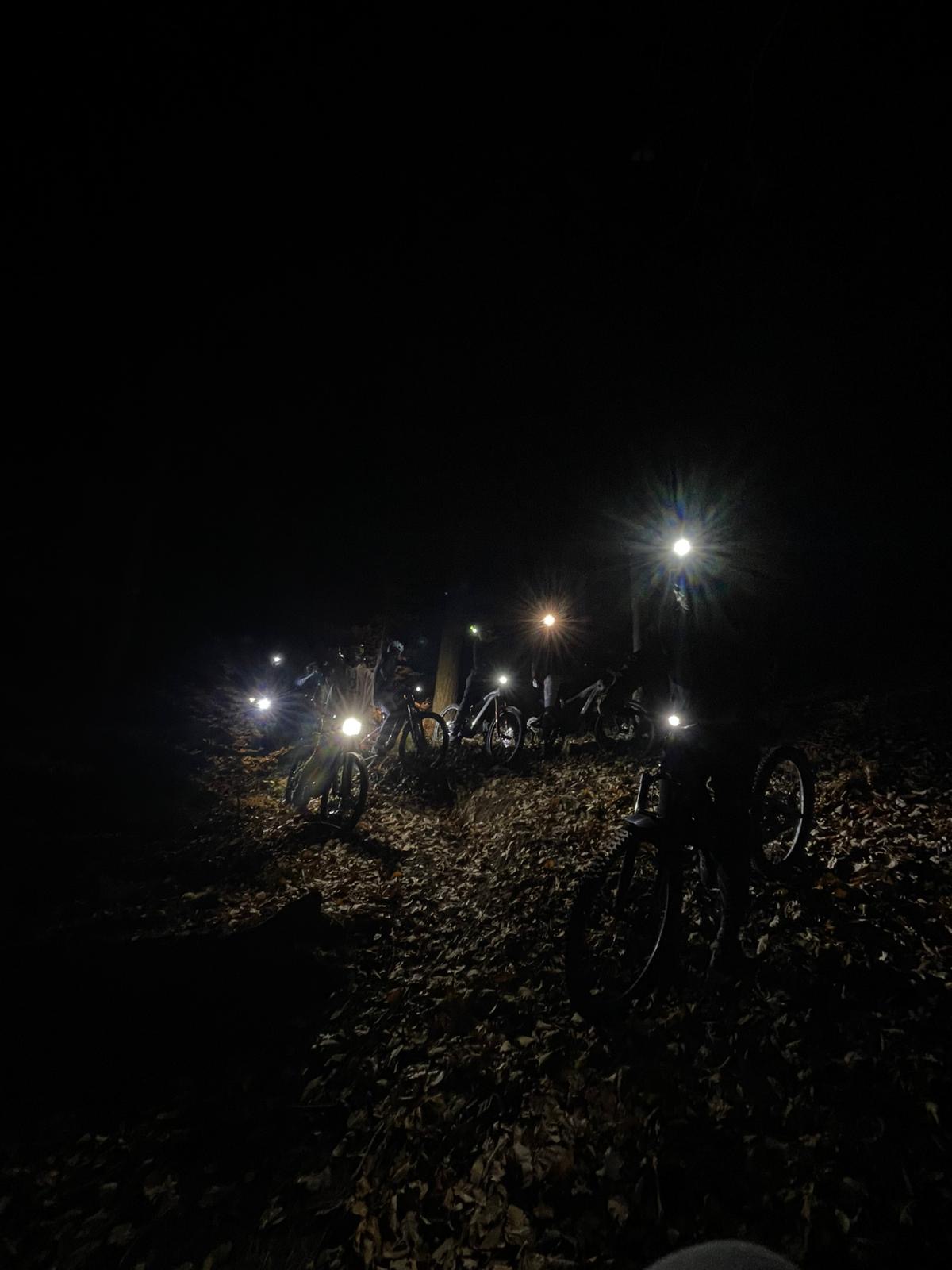 Večerní dobrodružství na dvou kolech: E-bikové čtvrtky, které musíš zažít!