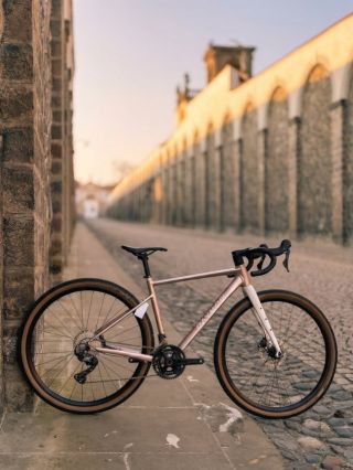 Kam tě dnes zavede cesta? 🚴‍♂️ Víš ten pocit, když stojíš na křižovatce a nevíš, jestli jet po asfaltu nebo zkusit tu...