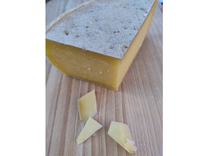 Gouda zrající sýr polotvrdý  kravský "zrajáč" s vůní našeho sklepa