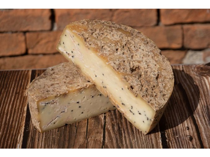 Konopáč zrající sýr polotvrdý