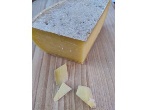 Gouda zrající sýr polotvrdý  kravský "zrajáč" s vůní našeho sklepa