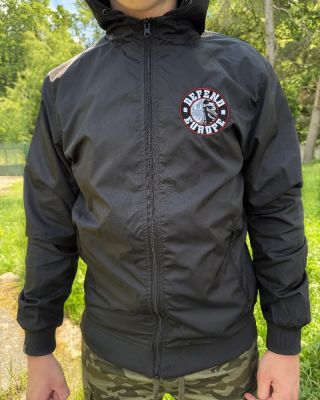 Větrovka s výšivkou „Defend Europe“. Nylon s podílem polyesteru, síťovaná podšívka, kapuce se stahováním, žebrované...