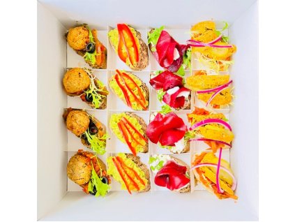 Boxík Mini chlebíčky 16 ks variace s carpaccio z červené řepy, hráškovým hummusem, falefelem a veganskou kotletou