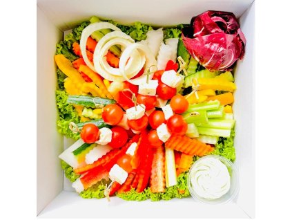 Boxík variace zeleninového crudités, špízů Capresé a bylinkového dipu
