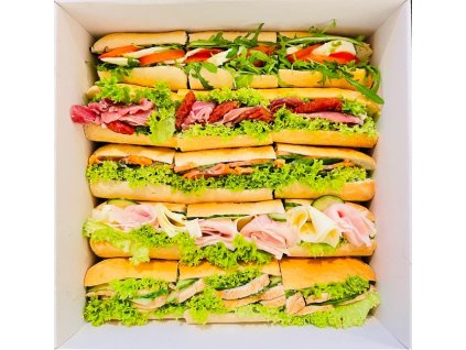 Boxík variace 15 bagetek nabitá šunkou, sýrem, rajčetem, mozzarellou, lososem, prosciutto a kuřecím masem