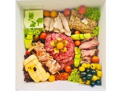 Boxík Delicatesse variace druhů salámů, roastbeef, karé, pečivo, olivy, bylinkový dip a čerstvá zelenina 0,8kg
