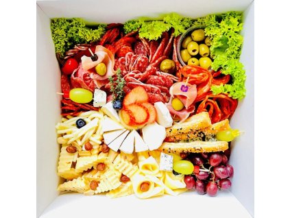 Boxík Gourmet platter variace různých druhů sýrů, salámů, uzenin, olivy, čerstvé ovoce a zelenina, med a ořechy a domácí pečivo
