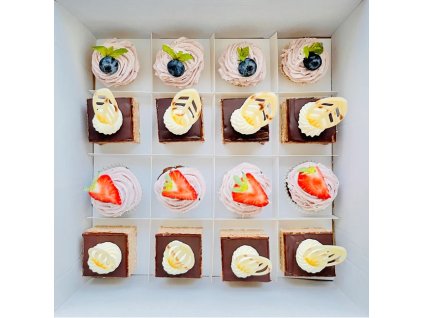 Boxík variace dezertu Dobošové kostky a mini cupcakes s čerstvým ovocem