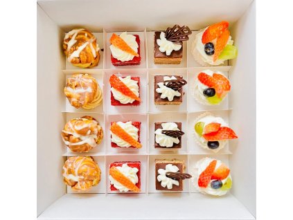 Boxík variace Red Velvet dortíků, mini dezertů a větrníčků
