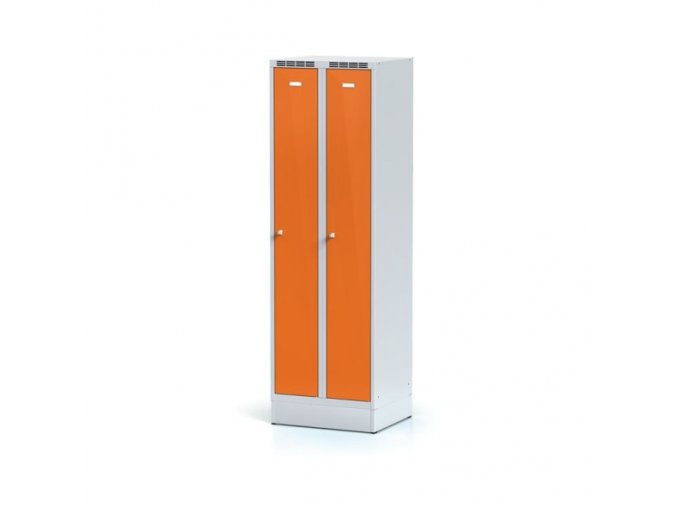Kovová šatní skříňka na soklu, oranžové dvouplášťové dveře, cylindrický zámek