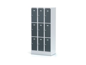 satni skrinka s uloznymi boxy na soklu 9 boxu 1920 x 900 x 500 mm cylindricky zamek tmave sede dvere 12794