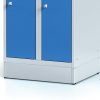 Kovová šatní skříňka na soklu s úložnými boxy, 4 boxy, modré dveře, cylindrický zámek