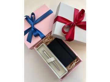 Dárková sada kuličkového pera Parker a černého zápisníku A6 v dárkovém balení