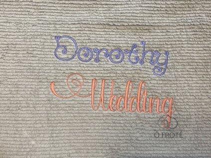 Výšivka jména na ručník - Font Wedding