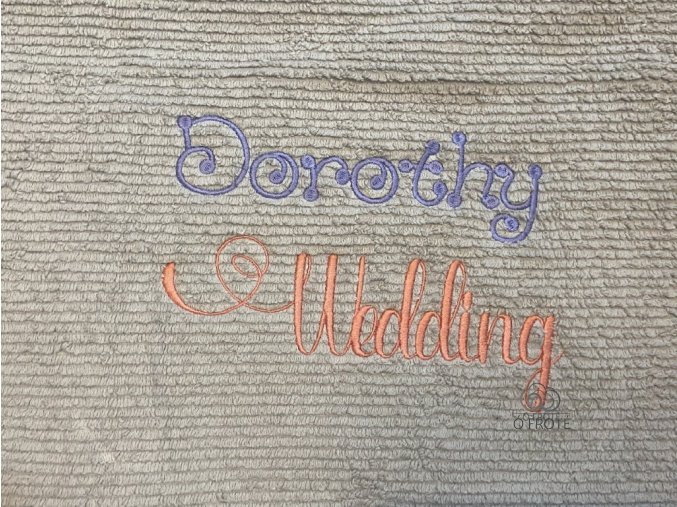 Výšivka jména na ručník - Font Wedding