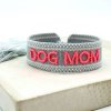 Náramek "DOG MOM" šedý