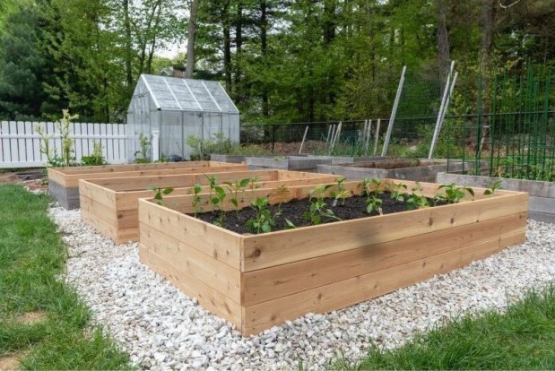 Emelt ágyások fából – természetes, tartós és elegáns megoldás