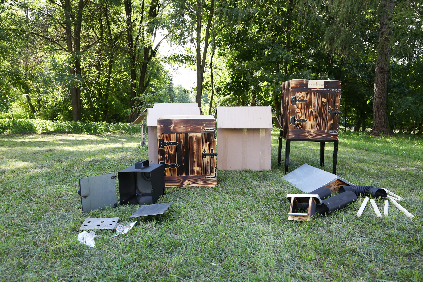 Návod k sestavení našich dřevěných udíren