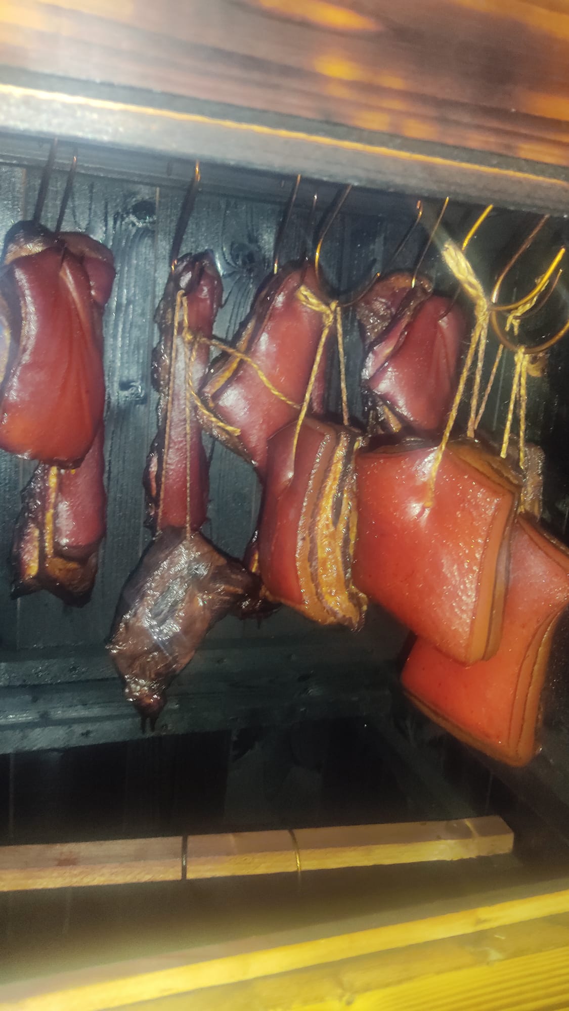 Základy uzení v dřevěné udírně