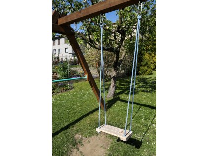 drevena prirodni zavesna houpacka karel 42x18cm 01