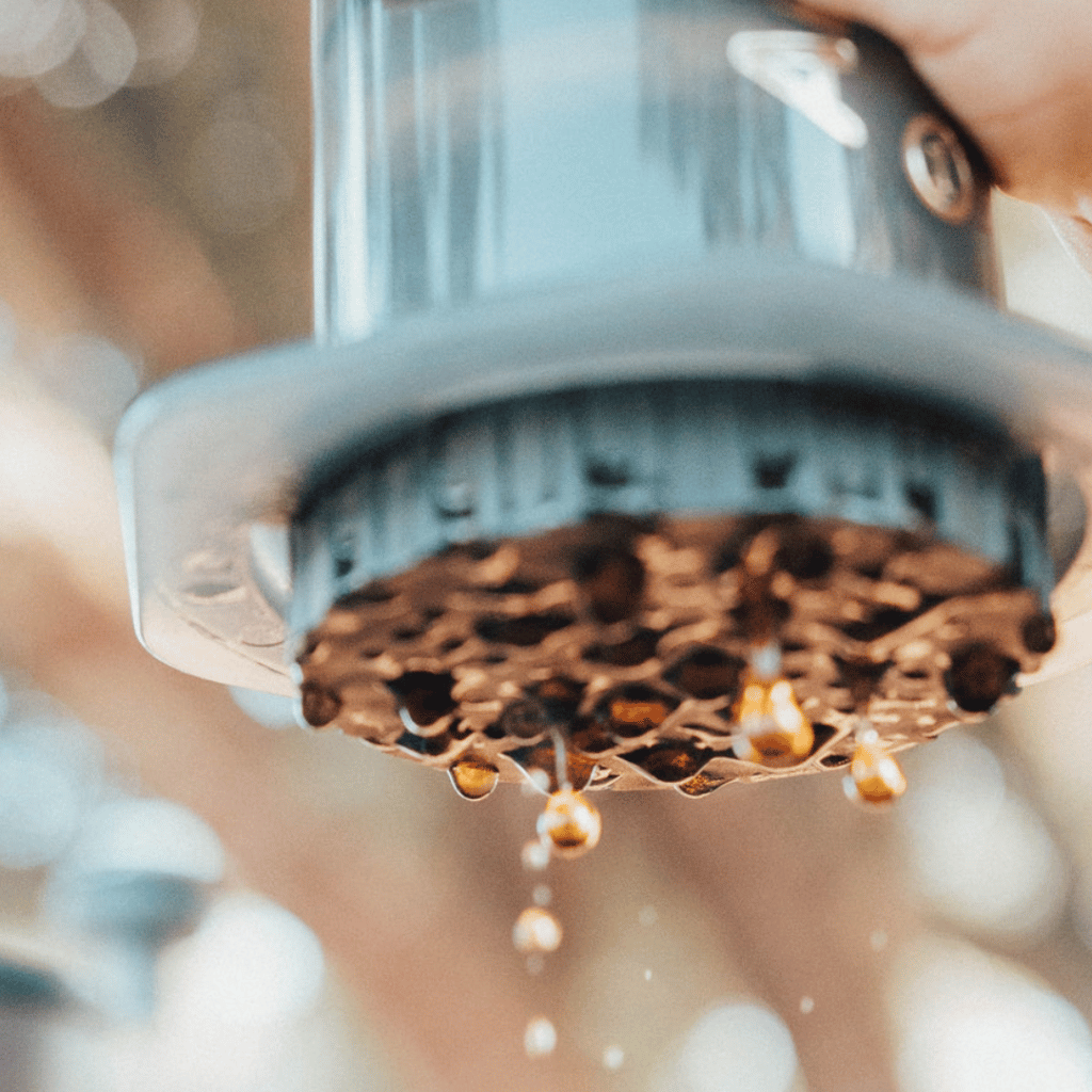 AeroPress: jak funguje, jak dlouho se káva luhuje a proč ho baristé milují