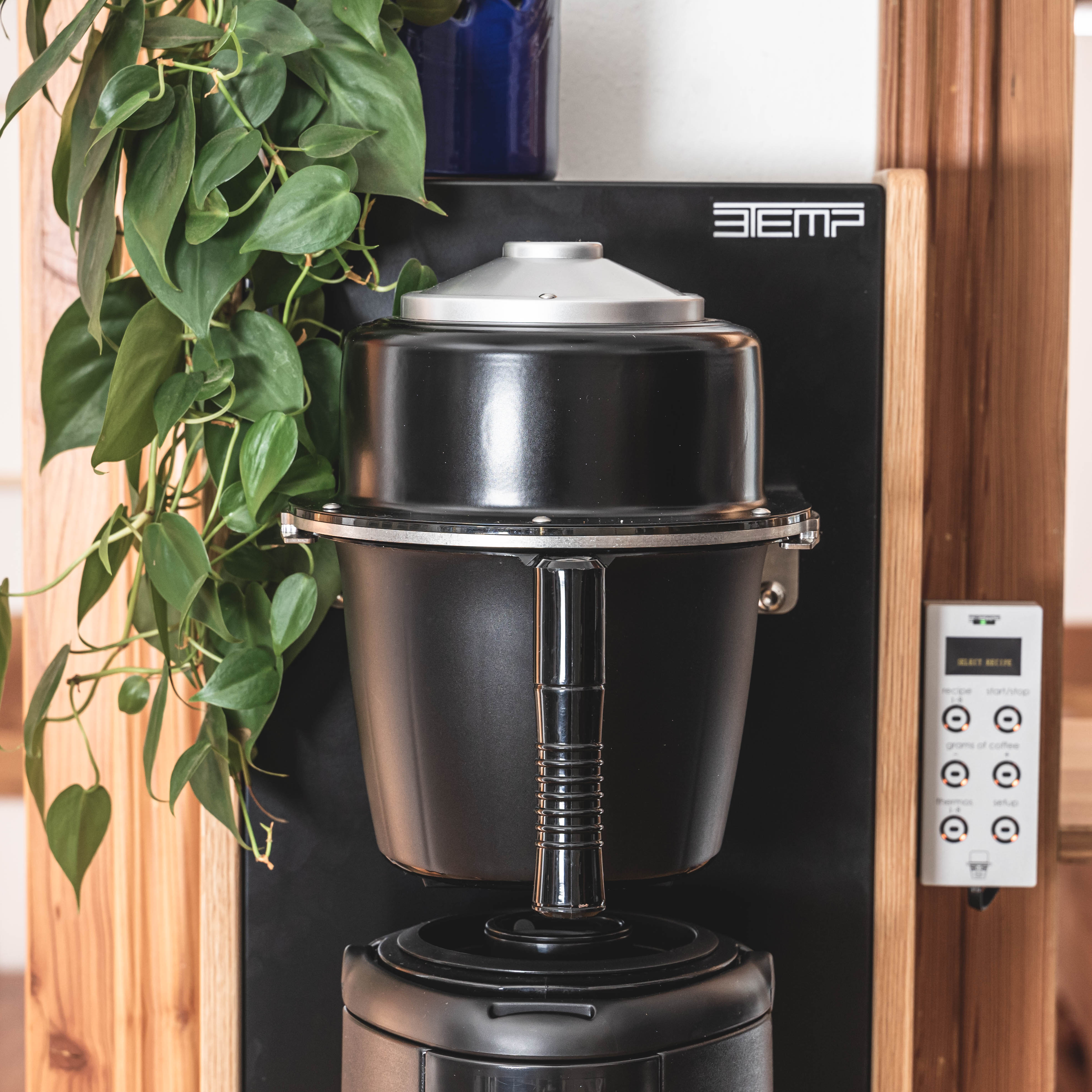 Batch brew stroj: Jak filtrovat kávu v kavárně