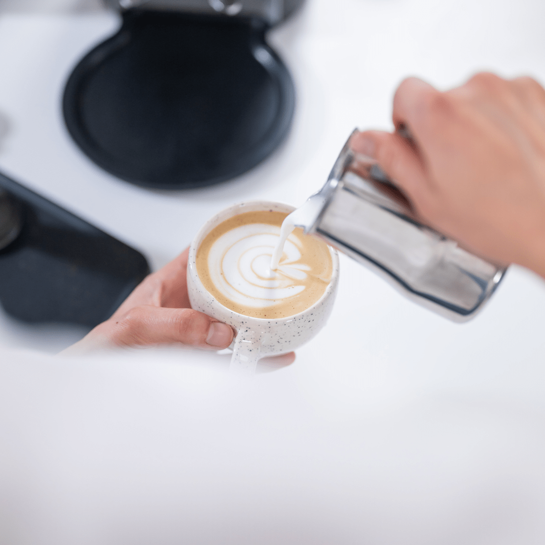 Káva s mlékem: jaké mléko, teplota a postup pro boží cappuccino