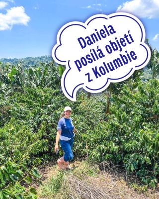 Svatá trojice ranního rituálu: voda, mlýnek, Daniela Duque. 🌹 Daniela pěstuje kávu v kolumbijském Valle, vede farmu La...