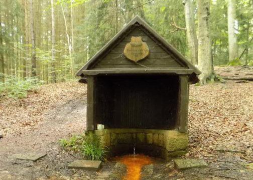 Z Lužné ke staré studánce