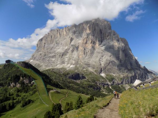 Dolomity - z údolí Val Gardena lanovkou a procházkou k Sassolungo
