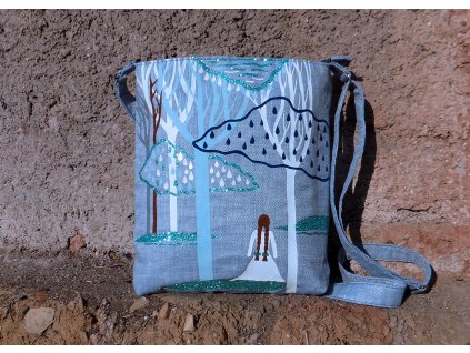 Mlha se zvedá pomalu  Kabelka se třpytem ranní rosy