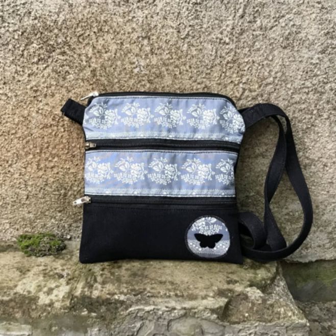 Černý motýl - menší kabelka ušitá z džínoviny a bavlněných látek, k prodeji na e-shopu, na Fleru nebo přes zprávu....