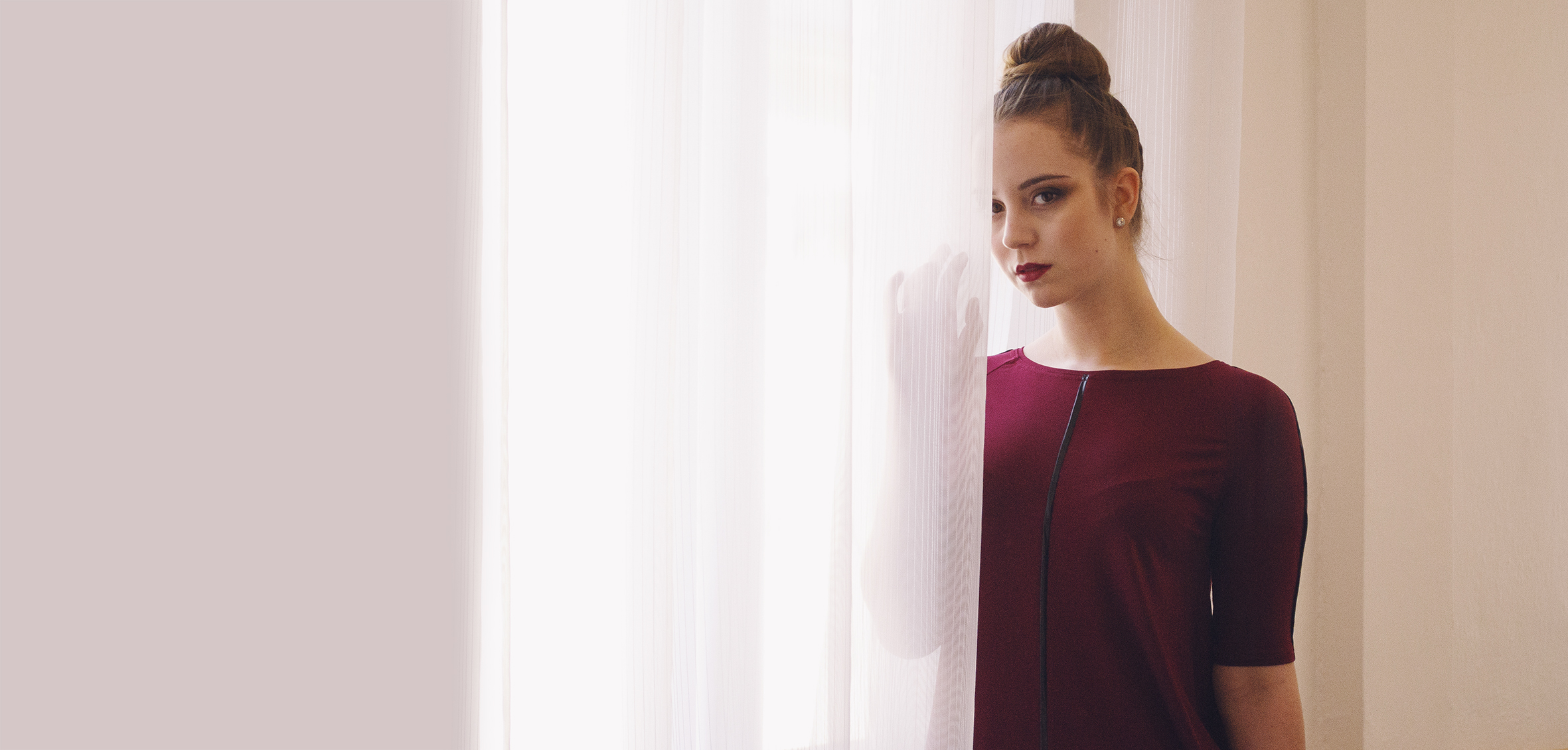 Šaty contrasting line ve vínové