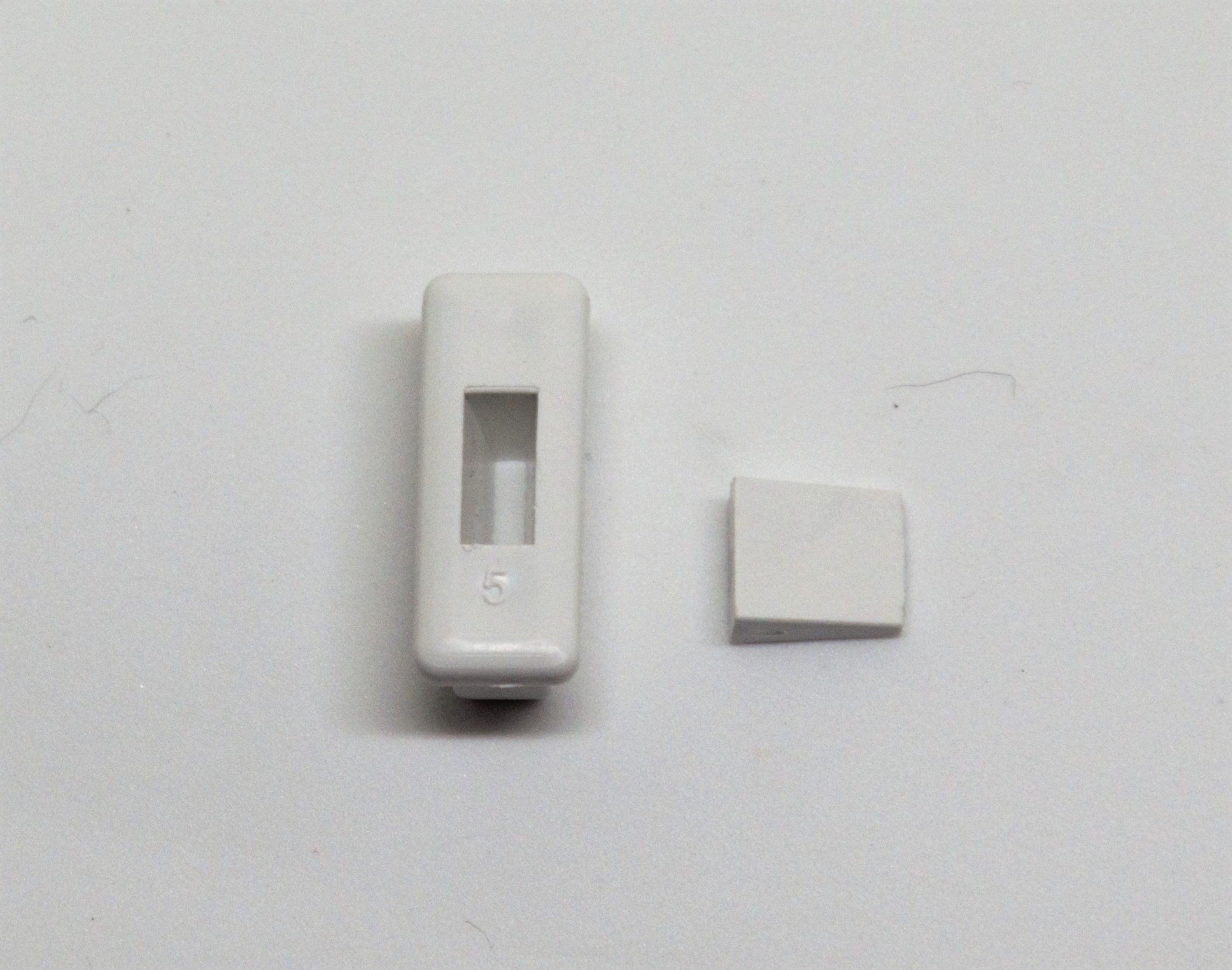 KASKO Koncovka a aretace textilní pásky k žaluzii Isoline Barva: Tm.dub+rustik.dub.+bahení dub