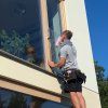 Mytí a čištění okenních a dveřních skel