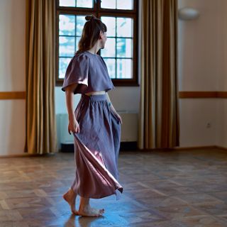 Když si fotografka stoupne před objektiv 👌🏻 Set Ambika Linen v barvě sea fog, ušitý na míru pro Leničku @moments.by.eileen