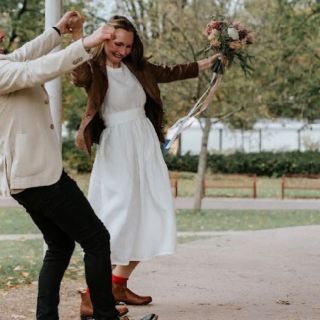 Trocha svatební esence z minulého roku 〰️ Plánujete svatbu a chcete šaty z přírodních materiálů? Máte vlastní představu?...