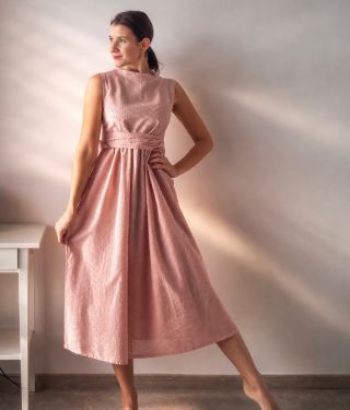 Teplé dny se blíží ☀️ s obdobím jara a léta jsou neodmyslitelně spojené svatby. Šaty ElkeDotts v barvě soft pink jsme šily...